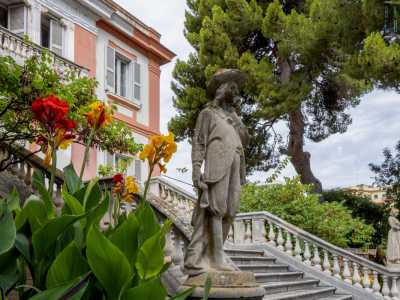 ...sostitute successivamente con le attuali statue di Renzo e Lucia, della ditta De Filippis